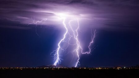 Proč se blesky na obloze klikatí: Směr určují silná magnetická pole a kyslík v atmosféře