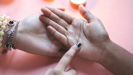 K čemu slouží rýhy na našich dlaních: Ne, není v nich zakódovaná budoucnost, ovlivňuje je genetika