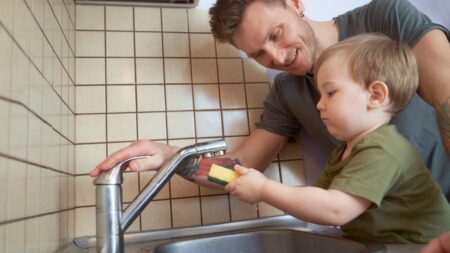 Pomoc s domácími pracemi u dětí zlepšuje mozkové funkce, potvrdil výzkum