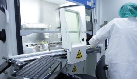 Stal se nejradioaktivnějším člověkem všech dob: Malíř 20 let žil se 131 kBq plutonia v těle