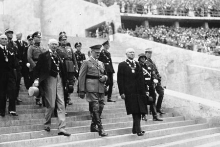 Turistka se pokusila políbit Hitlera a spustila tím vlnu reakcí. Adolf doufal, že se to nikdo nedozví