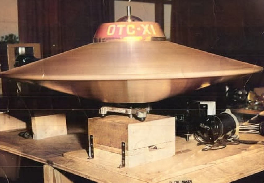 Vynalezl antigravitační kosmickou loď ve tvaru UFO, která mohla létat na Měsíc a ještě dál. Pak byla jeho laboratoř zničena a šel za mříže