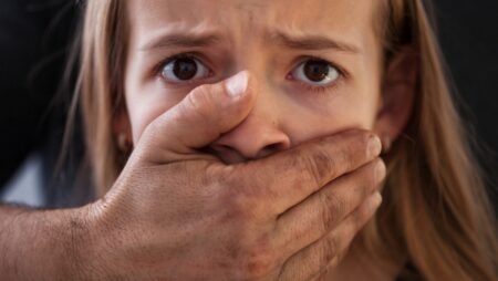 Profesor vysvětluje, proč si pedofilové zaslouží druhou šanci: „Nejsme roboti. Odsouzení jsou stejní lidé jako my.“