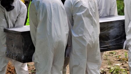 Revoluce v pohřebnictví? Tělo se hluboce zmrazí. Pak se z něj stane hnojivo a může nad ním růst strom