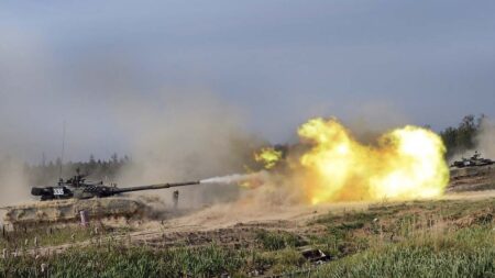 Dron zachytil boj 3 ruských a 2 ukrajinských tanků na vzdálenost zhruba 500 metrů