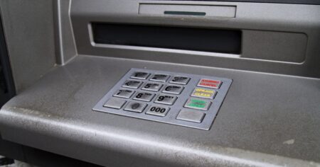 Podvodníci přišli na novou techniku, jak okrádat lidi. Stačí jim k tomu jen malá úprava bankomatu