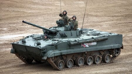 Ruské bojové vozidlo pěchoty BMP-3 získalo silnější ochranu. Důvodem jsou zkušenosti z Ukrajiny, kde má ztráty