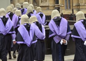 britští soudci nosí paruky