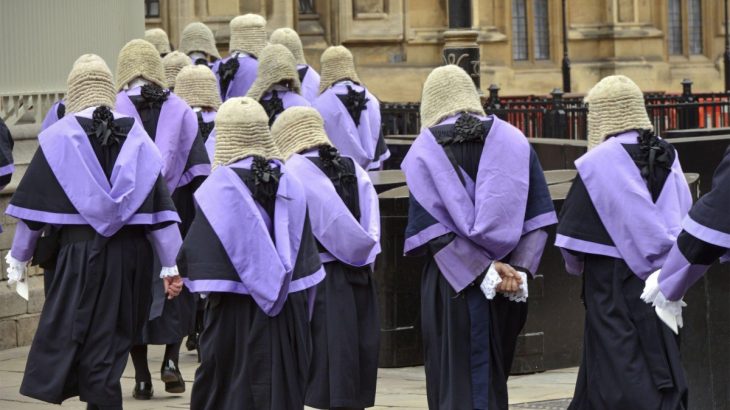 britští soudci nosí paruky