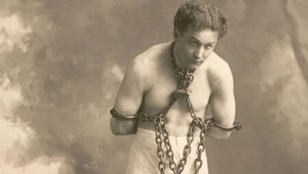 Riskoval svůj život kvůli magii: Indický fakír chtěl provést Houdiniho trik. Jeho bezvládné tělo našli na břehu řeky