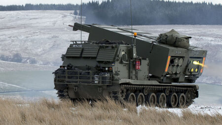 Západní spojenci Ukrajiny mají problém. Tenčí se jim zásoby zbraní a munice, nové tak rychle vyrobit nedokáží