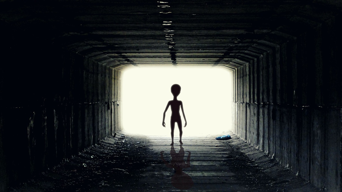 Zdravotní sestra před smrtí prozradila, že mluvila s mimozemšťanem. Země prý byla mimozemským vězením před více než 30 000 lety