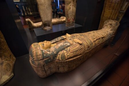 Archeologové odkryli nejstarší dosud známou egyptskou mumii. Byla pokryta zlatem a obklopena artefakty