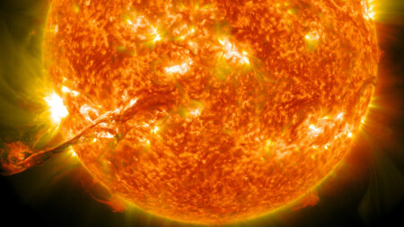 Video: Část slunce se odlomila a vytvořila vír podobný tornádu. Vědci jsou zmatení