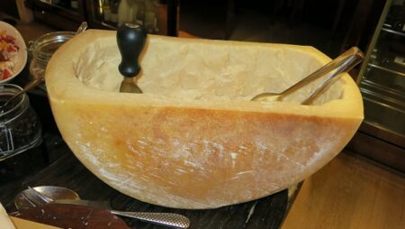 Nechutná přísada parmezánu nejspíš může někoho odradit. Jedná se o použití žaludeční sliznice telat