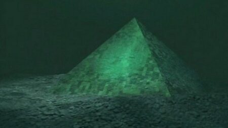 Hluboko pod vodou, v centru bermudského trojúhelníku, jsou ukryté 2 obří skleněné pyramidy