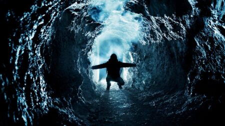 Podle satelitních snímků je v Antarktidě tajemná jeskyně. Lidé věří, že je to vchod do duté země nebo základna mimozemšťanů