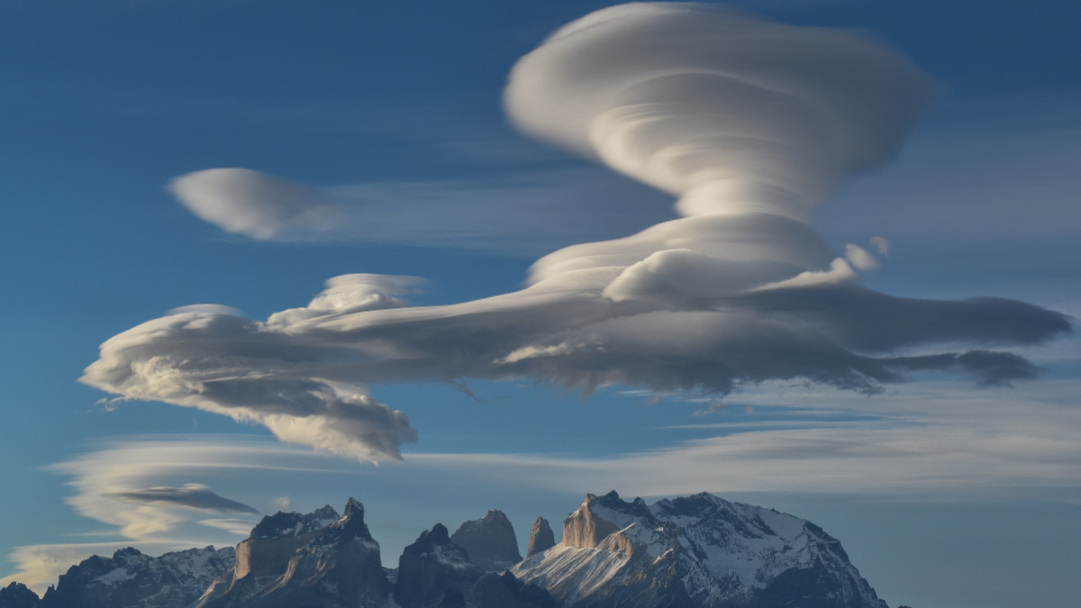 Američani natočili podivný objekt na obloze a většina z nich je přesvědčena, že jde o UFO. Vědci ale tvrdí, že je to mrak