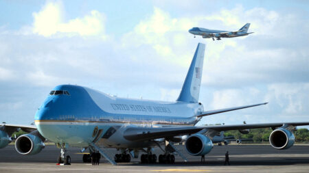 Letadlo amerického prezidenta je jako Bílý dům ve vzduchu. Air Force One může tankovat v letu, je neprůstřelné a má i operační sál