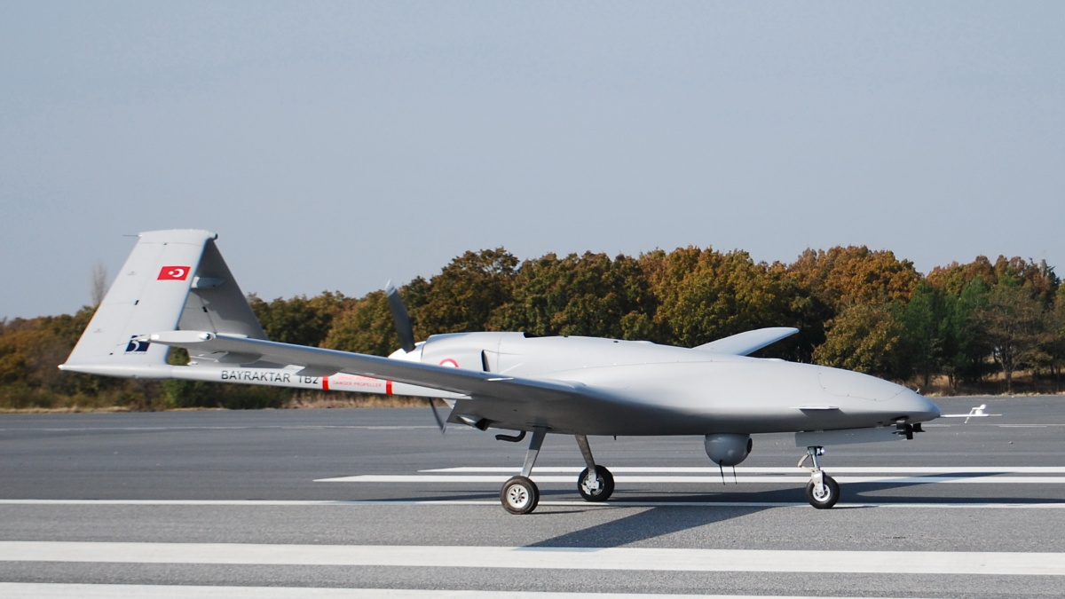 Pokud bojový letoun do dronu nenarazí, dostat ho z oblohy jen proudem vzduchu nemůže. Bayraktar TB2 průlety Su-27 ustál