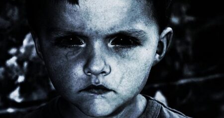 „Černooké děti“ jsou podle některých výsledkem křížení s mimozemšťany. Kamioňák chvíli po setkání s nimi zemřel