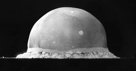 Projekt Manhattan dal světu jadernou zbraň, ale pomohl i k mírovému užití energie. USA se bály, aby jadernou zbraň nesestrojili Němci