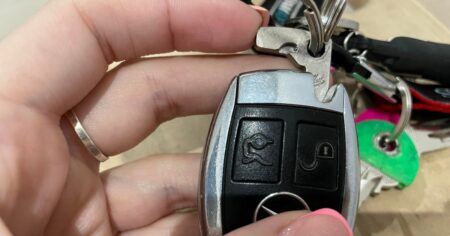 Klíč od auta má skrytou funkci, která může svého majitele zachránit v prekérní situaci