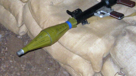 Z obyčejného dronu může být po chvilce nebezpečná protitanková zbraň. Stačí jen standardní hlavice z RPG-7 a trocha izolepy