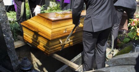 Jak to vypadá po 100 letech v rakvi: Postupem času lidské tělo pozře sebe samo, zbydou jen zuby