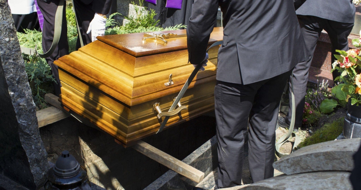 Jak to vypadá po 100 letech v rakvi: Postupem času lidské tělo pozře sebe samo, zbydou jen zuby