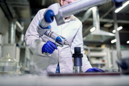 Jak se dostat k srdci člověka? Nový robot dokáže ve 3D tisknout orgány přímo uvnitř těla