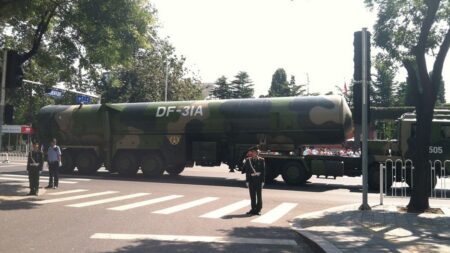 Čína stále navyšuje počty svých jaderných hlavic. Každý rok by jich mohla do výzbroje zařadit zhruba 50 nových