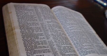 Nasvícení UV zářením odhalilo tajemství skryté v Bibli. „Nová“ kapitola na své přečtení čekala skoro 1,5 tisíce let