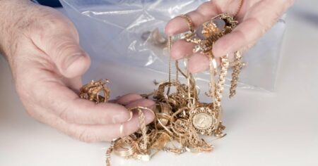 Podvodníkům odzvonilo: Pravé zlato se dá od padělku poznat pomocí sklenice s vodou a nití