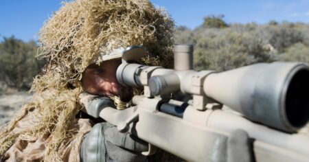 Na fotce se nachází šikovně jeden z nejlepších sniperů světa: Vsadíme se, že ho nedokážete najít ani do 30 sekund