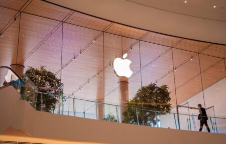 Původ loga Apple: Nakousnuté jablko mělo zamezit, aby si ho lidé pletli s jiným ovocem