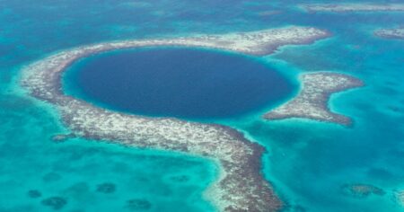 Tajemství Velké modré díry odhaleno: Na dně se skrývá lahev sycené limonády, ale i lidská těla