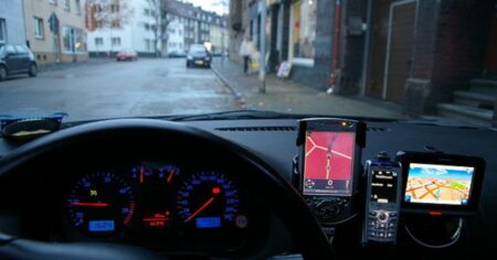 Používáte v autě navigaci? 80 % Čechů to neví, ale hrozí jim za to obrovská pokuta