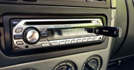 Za rádio v autě se musí platit poplatek. Že jste o tom nevěděli? Úřady to nezajímá, napaří vám pořádně tučnou pokutu