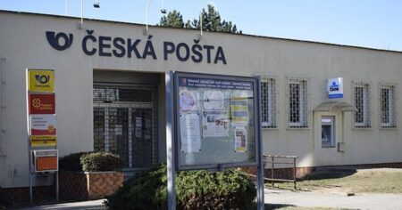 Hlavně na nic neklikat: Českem se šíří podvodné SMS zprávy a e-maily od České pošty