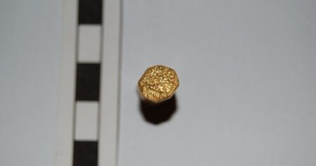 Něco se lesklo, tak to zvedli ze země: Na první pohled kus plechovky vydělal páru miliony