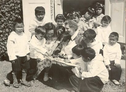 Dánský sociální experiment: Inuitským dětem ukradli dětství a nutili je žít v extrémních podmínkách