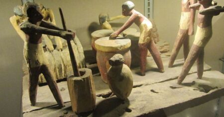 Místo brambor vykopal poklad. Neposlušný školák během plnění trestu vykopal egyptské sošky nevyčíslitelné hodnoty