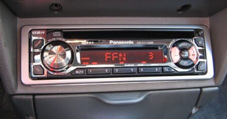 Máte v autě rádio? Je nám líto, čekají vás brutální poplatky. Každý Čech bude muset zaplatit, jinak si už hudbu neposlechne