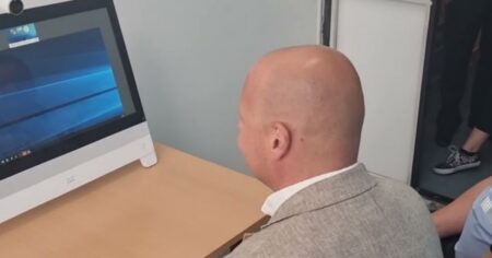 Naléhavé: Pokud vám přišel tento e-mail, neotvírejte ho. Jakmile to uděláte, přijdete o všechny peníze na bankovním účtu