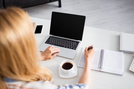 Máte vedle sebe na stole mobil? Děláte velkou chybu, každý měsíc tak můžete přijít o 30 000 Kč