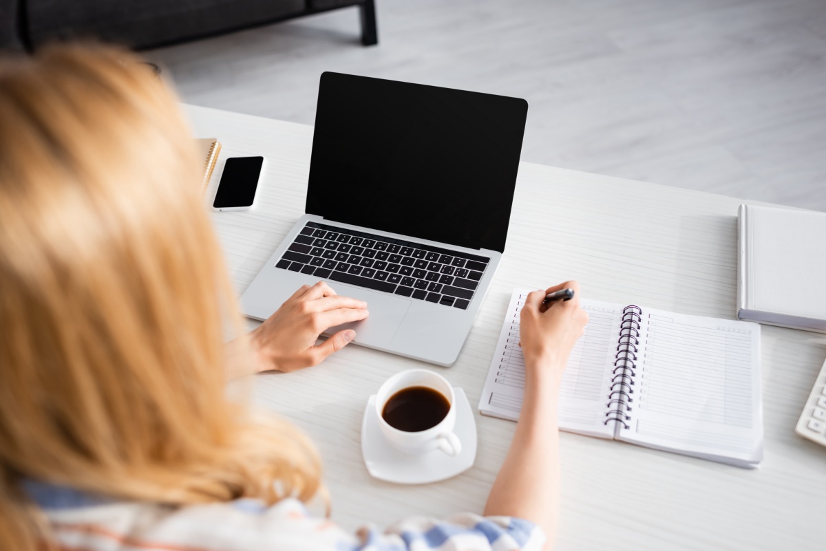 Máte vedle sebe na stole mobil? Děláte velkou chybu, každý měsíc tak můžete přijít o 30 000 Kč