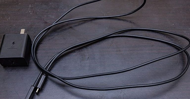 Mobilní nabíječka s kabelem