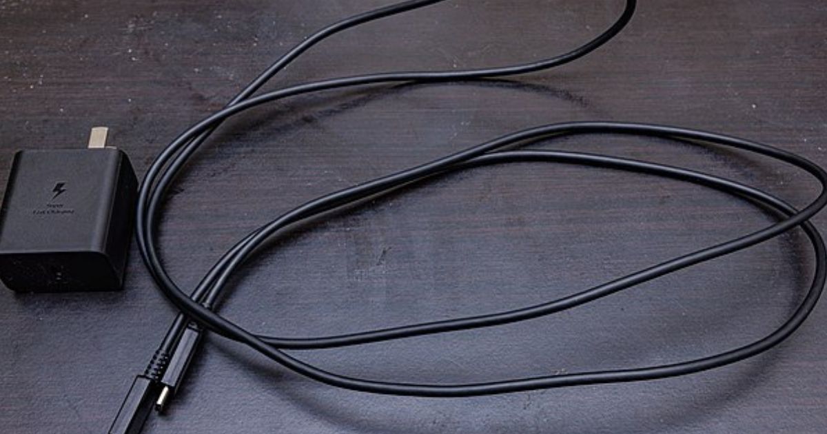 Máte doma tuto nabíječku? Okamžitě ji vyhoďte, jinak skončíte v nemocnici. Prý ji má doma 47 % Čechů