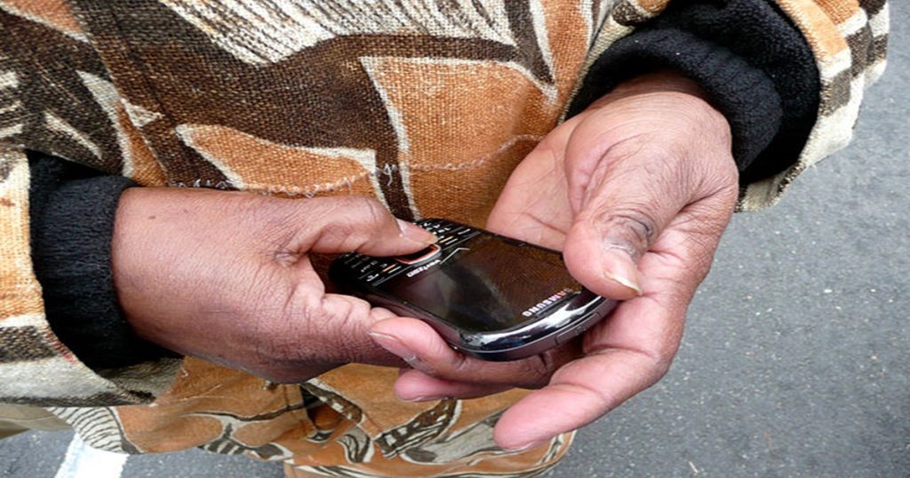 bankovní účet, ruce držící mobilní telefon